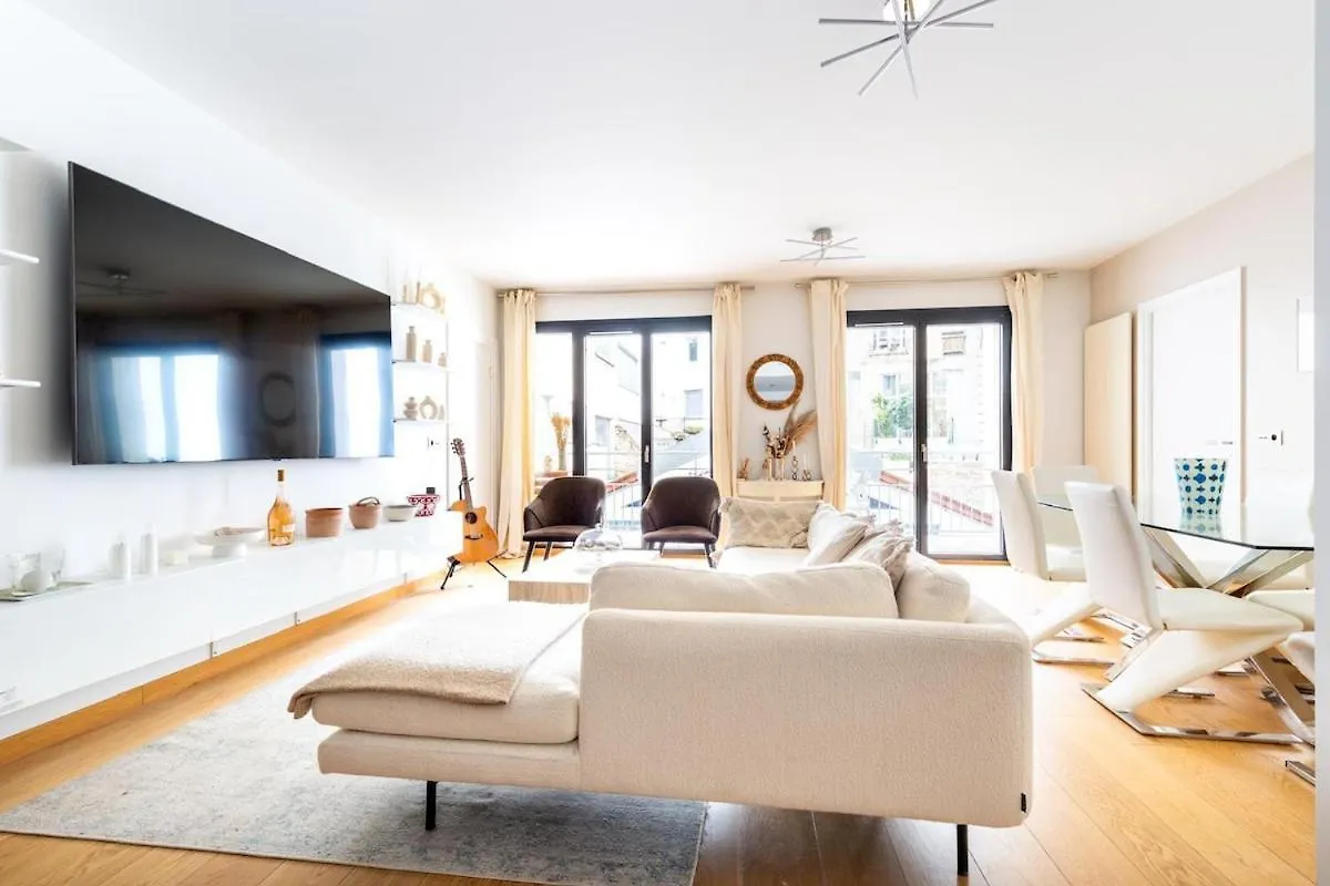 Appartement - Paris, France contacts