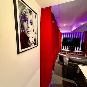 Appartement Experience Cinema Immersif Dans Renove Pres De Montmartre, Paris