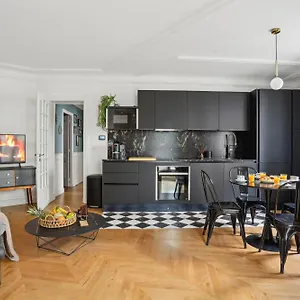 Appartement Magnifique Au Coeur Du Xviiieme, Paris